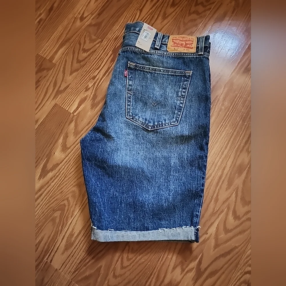 NWT Levi's 511 fall at knee shorts size 40 distressed